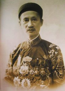 HOÀNG TRỌNG PHU Ông có nguyên quán tại làng Đông Thái (nay là xã Tùng Ảnh), huyện La Sơn (nay là huyện Đức Thọ), tỉnh Hà Tĩnh trong một thế gia. Ông là thứ nam của quan Khâm sai Kinh lược Bắc Kỳ Hoàng Cao Khải. Các anh em con cháu của ông có nhiều người làm quan. Từ nhỏ ông đã sang Pháp học.